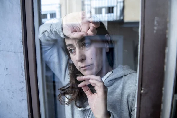 Retrato Mujer Latina Mediana Edad Mirando Por Ventana Descansando Mano — Foto de Stock