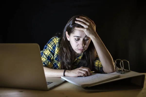 Sleepy Vrouwelijke Student Geruite Overhemd Bezig Met Laptop Probeert Niet — Stockfoto