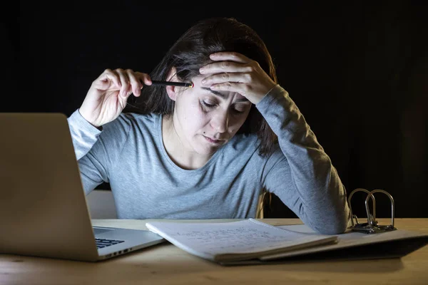 劳累和疲倦的女学生晚上工作在膝上型电脑感觉强头痛 — 图库照片