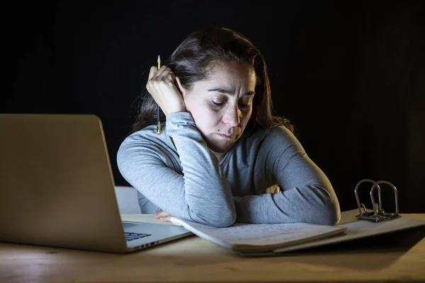 劳累和疲倦的女学生晚上工作在笔记本电脑试图不入睡 — 图库照片
