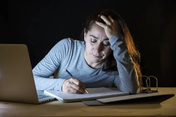 Stufa Studentessa Che Lavora Fino Tarda Notte Sul Computer Portatile — Foto Stock