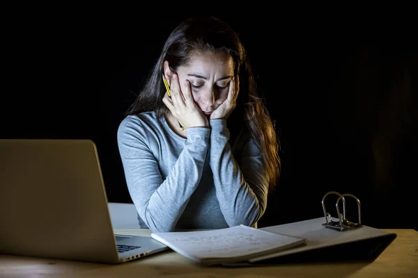 Estudante Sexo Feminino Sobrecarregado Cansado Trabalhando Noite Laptop Sentindo Forte — Fotografia de Stock