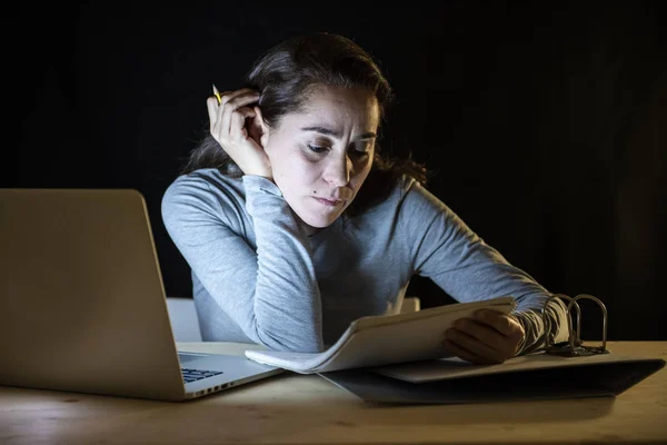 Κουρασμένος Φοιτήτριας Που Εργάζονται Αργά Νύχτα Για Laptop Που Σπουδάζουν — Φωτογραφία Αρχείου