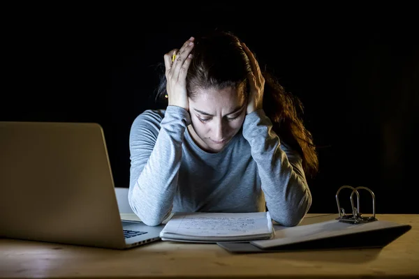 Přepracovaní Unavená Studentka Pracující Noci Notebooku Pocit Silné Bolesti Hlavy — Stock fotografie