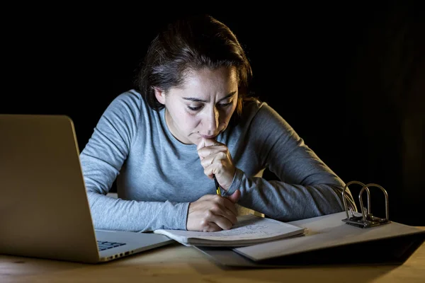 夜のラップトップで働く欲求不満の女子学生の肖像画 — ストック写真