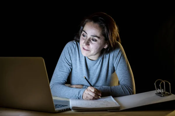 Cansada Estudiante Feliz Mujer Que Trabaja Por Noche Ordenador Portátil — Foto de Stock