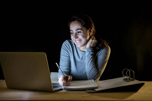 Moe Gelukkig Vrouwelijke Student Werken Bij Nacht Laptop Studeren Voor — Stockfoto