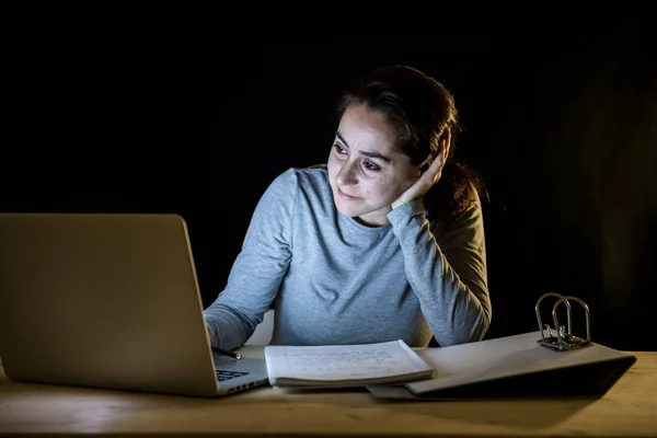 Cansada Estudiante Feliz Mujer Que Trabaja Por Noche Ordenador Portátil — Foto de Stock