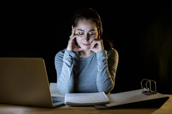 Estudiante Cansada Trabajando Hasta Tarde Noche Portátil Estudiando Para Las — Foto de Stock