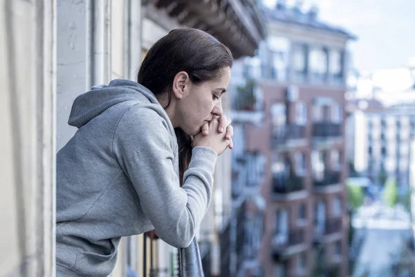 Depressive Frau Steht Auf Balkon Und Berührt Kinn Beim Blick — Stockfoto