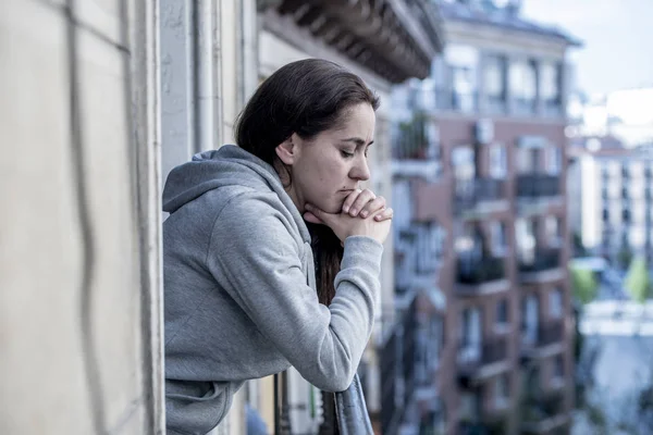 Donna Depressa Piedi Sul Balcone Toccando Mento Guardando Basso — Foto Stock