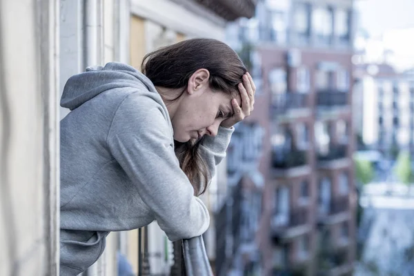 Donna Latina Depressa Piedi Sul Balcone Che Tiene Testa Con — Foto Stock