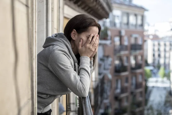 Depresivní Žena Stojí Balkóně Schovává Tvář Rukama Plakat — Stock fotografie