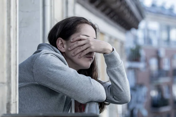 Перевантажена Латинська Жінка Стоїть Балконі Плаче Ховаючись Обличчям Рукою — стокове фото