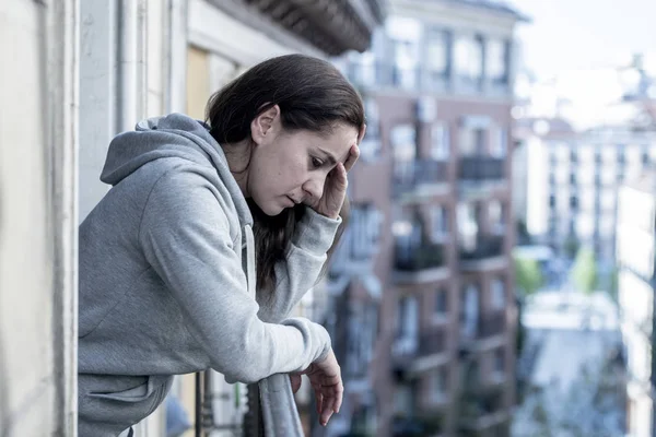 Κατάθλιψη Λατινική Γυναίκα Στέκεται Στο Μπαλκόνι Κρατώντας Κεφάλι Χέρι — Φωτογραφία Αρχείου