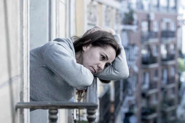 Traurige Überwältigte Frau Steht Auf Balkon Und Ruht Auf Geländer — Stockfoto