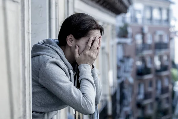 Καταθλιπτική Γυναίκα Στέκεται Στο Μπαλκόνι Κρύβονται Πρόσωπο Χέρια Και Κλαίει — Φωτογραφία Αρχείου