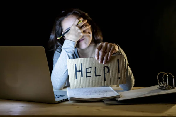 年轻疲倦和紧张的学生工作深夜在笔记本电脑持有帮助标志 — 图库照片