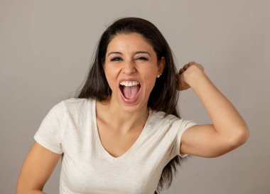 Piyango kazanan kutluyor genç güzel mutlu mutlu ve heyecanlı latin bir kadın. Olumlu insan yüz ifadeleri ve duygular. İnsanlar başarı, yaşam algı, başarı