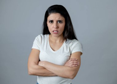 Kızgın bir yüz çekici bir genç latin kadın portresi kapatın. kızgınlık ve öfke gösterilen yoğun bir bakışla öfkeli ve huysuz arıyorum. İnsan yüz ifadeleri ve duygular