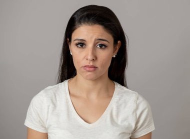 Güzel bir genç latin Latin asıllı kadın üzgün bir yüz ile portresi kapatın. sefil, melankolik ve depresif arıyorum. İnsan yüz ifadeleri ve duygular kavramı. Gri arka plan