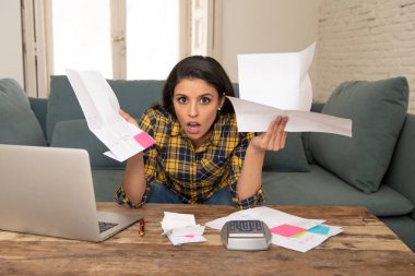Bankacılık ve borç faturaları, banka kağıtları, giderleri ve evde bilgisayar ile ödemeler muhasebe stres genç endişeli kadın kötü bir finansal durumda çaresiz hissediyor.