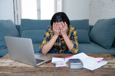 Genç çekici kadın endişeli bankacılık ve evrak işlerini yaparken bilgisayar dizüstü bilgisayar ile ev ve kredi kartı harcamaları muhasebe maliyet stres yaşayan ve faturaları sorun ödeme evde