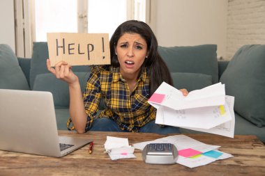 Bankacılık ve borç faturaları, banka kağıtları, giderleri ve evde bilgisayar ile ödemeler muhasebe stres genç endişeli kadın kötü bir finansal durumda çaresiz hissediyorum yardım için soruyorum.