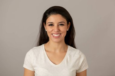 Mutlu bir yüz ile güzel genç latin Latin asıllı kadın kapatın. Güzel gülümseme diş kameraya gösteren. Olumlu insan yüz ifadeleri ve duygular. Gri arka planı