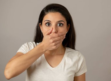 Güzel bir genç latin Latin asıllı kadın portresi kadar geniş gözler ve ağız açık hayret seyir bir sürpriz ve şok yüz yakın. İnsan yüz ifadeleri ve duygular. Gri arka planı