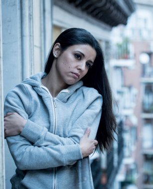 Çekici latin bakarak üzgün, acı, keder bir balkonda evde dışarı yalnız kadın depresif. Kriz, depresyon ve ruh sağlığı kavramı