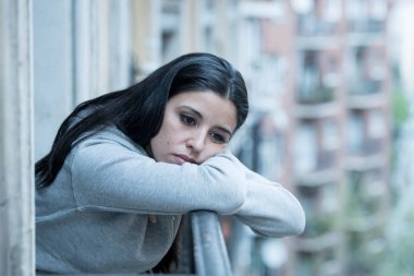 Güzel latin bakarak üzgün, acı, keder bir balkonda evde dışarı yalnız kadın depresif. Kriz, depresyon ve ruh sağlığı kavramı