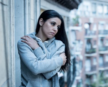 Çekici latin bakarak üzgün, acı, keder bir balkonda evde dışarı yalnız kadın depresif. Kriz, depresyon ve ruh sağlığı kavramı