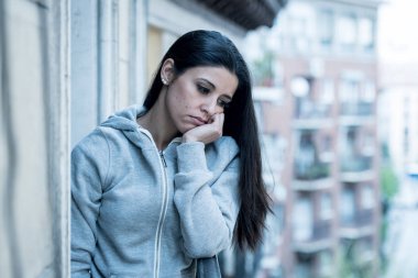 Çekici latin bakarak üzgün, acı, keder bir balkonda evde dışarı yalnız kadın depresif. Kriz, depresyon ve ruh sağlığı kavramı