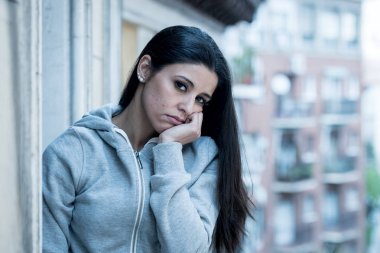 Çekici latin bakarak üzgün, acı, keder bir balkonda evde dışarı yalnız kadın depresif. Kriz, depresyon ve ruh sağlığı kavramı
