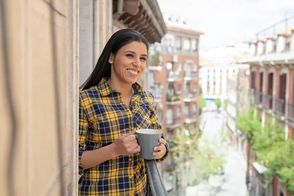Femme Hispanique Souriant Buvant Café Chaud Profitant Première Tasse Journée — Photo