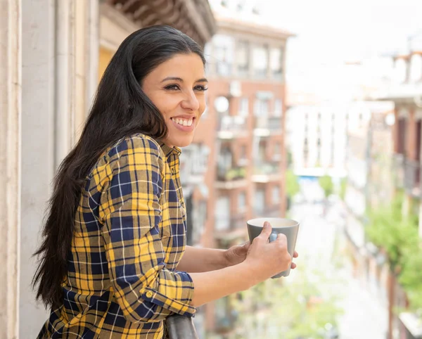 Mulher Latina Feliz Sorrindo Bebendo Café Quente Desfrutando Primeira Xícara — Fotografia de Stock