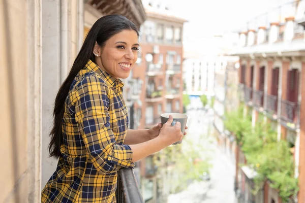 Mulher Latina Feliz Sorrindo Bebendo Café Quente Desfrutando Primeira Xícara — Fotografia de Stock