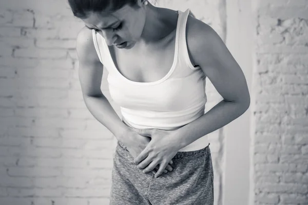 彼女の腹に手を繋いでいる痛みを伴う腹痛を持つ若い女性をクローズ アップ 体の痛み 生理痛 月経痛 女性医療の概念 — ストック写真