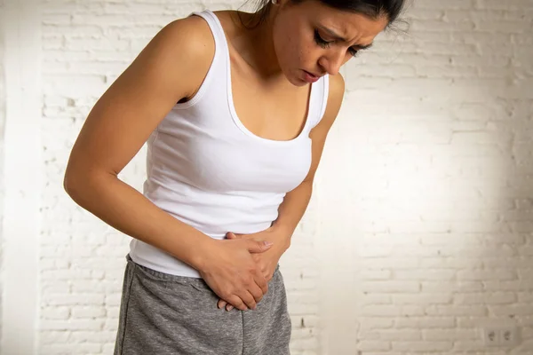 Primo Piano Una Giovane Donna Che Doloroso Mal Stomaco Tenendosi — Foto Stock