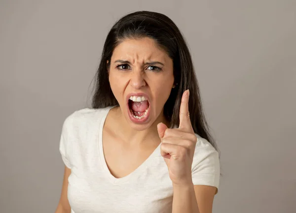 Bliska Portret Atrakcyjna Młoda Kobieta Łacińskiej Gniewną Twarz Szukam Wściekły — Zdjęcie stockowe