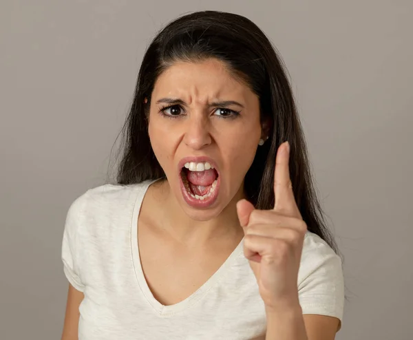 Bliska Portret Atrakcyjna Młoda Kobieta Łacińskiej Gniewną Twarz Szukam Wściekły — Zdjęcie stockowe
