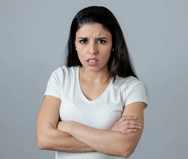 Feche Retrato Uma Jovem Mulher Latina Atraente Com Rosto Irritado — Fotografia de Stock