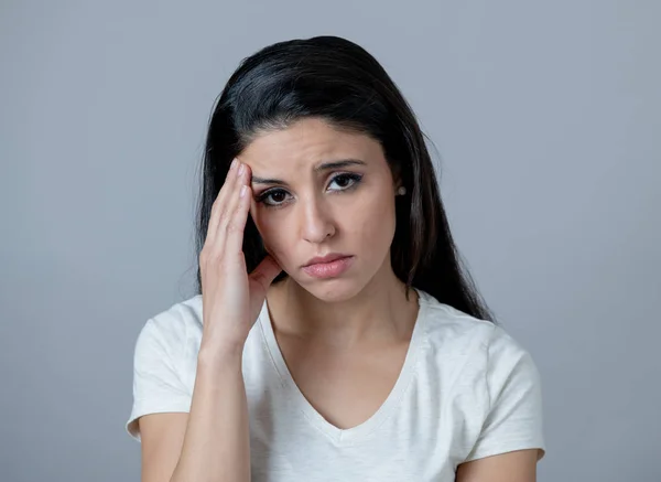 Närbild Porträtt Vacker Ung Latin Spansktalande Kvinna Med Deprimerad Ansikte — Stockfoto