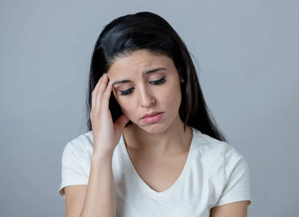 Närbild Porträtt Vacker Ung Latin Spansktalande Kvinna Med Deprimerad Ansikte — Stockfoto