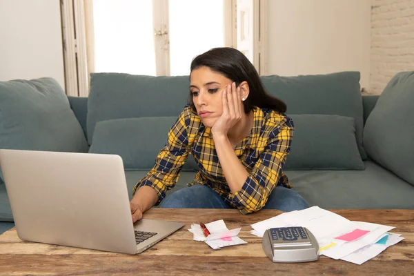 銀行借入 銀行書類 自宅のコンピューターでの支払いを会計 ストレスで若い心配女性感じ悪い財政状況では絶望的 — ストック写真