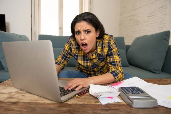 Mujer Atractiva Joven Preocupado Banca Casa Contabilidad Casa Los Gastos — Foto de Stock