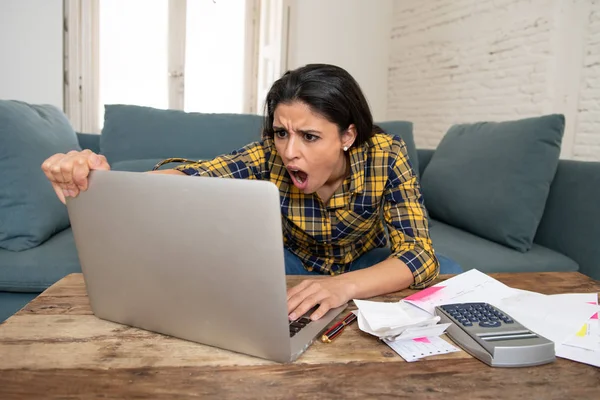 Jonge Aantrekkelijke Vrouw Ongerust Thuis Bankieren Boekhoudkundige Huis Credit Card — Stockfoto