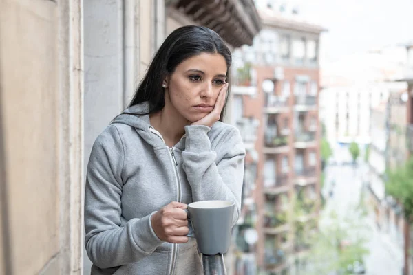 Mulher Latina Bonita Sofrendo Depressão Segurando Uma Xícara Café Uma — Fotografia de Stock