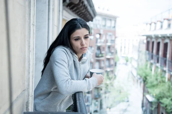 美丽的拉丁妇女患有抑郁症 在家里的阳台上拿着一杯咖啡 凝视着内心的悲伤 痛苦和悲痛 抑郁与心理健康概念 — 图库照片